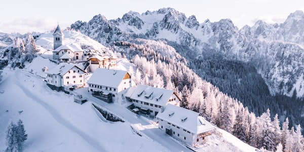 篮球比赛现场观众爆满，气氛热烈的全景照片